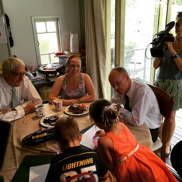 Thủ hiến Campbell Newman thăm viếng một gia đình cử tri