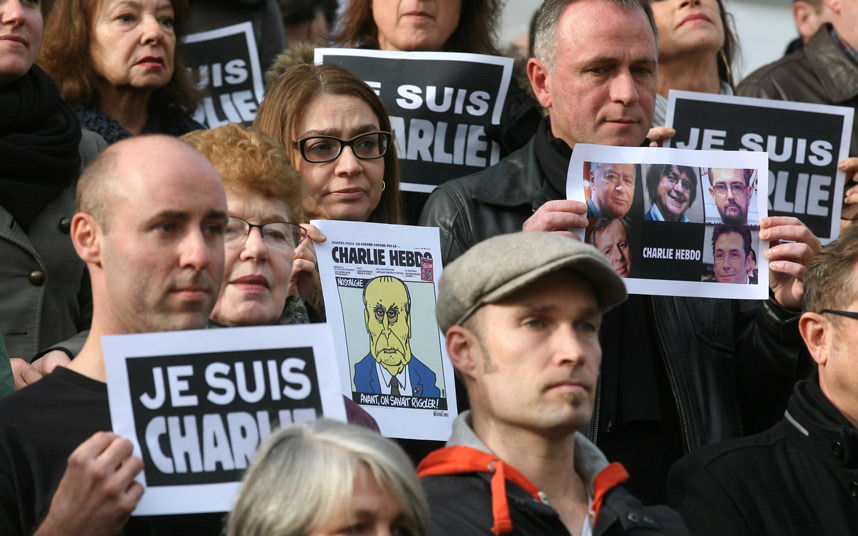Người biểu tình ở Pháp với biểu ngữ cầm tay "Je suis Charlie"